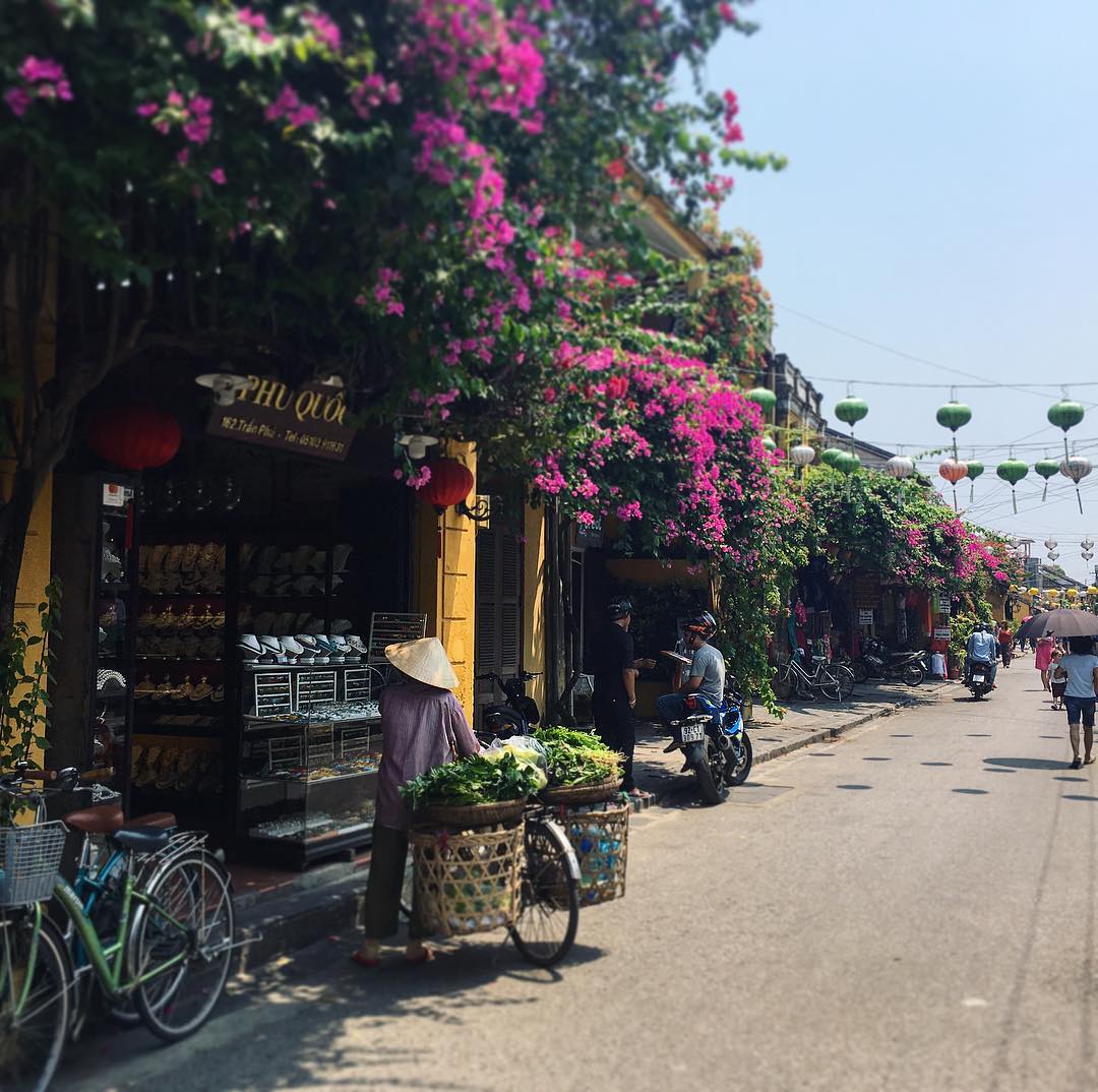 Trên đường đi từ Đà Nẵng vào Quy Nhơn sẽ đi qua phố cổ Hội An