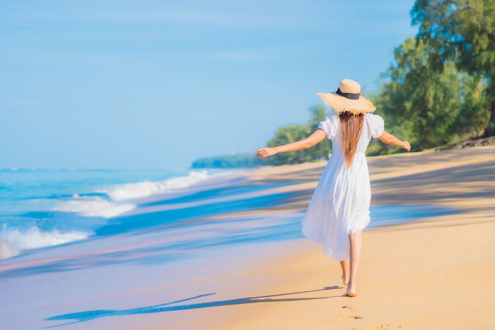 Biển Nha Trang với những bãi cát trắng và sóng biển nhẹ nhàng chắc chắn sẽ khiến bạn cảm thấy thích thú