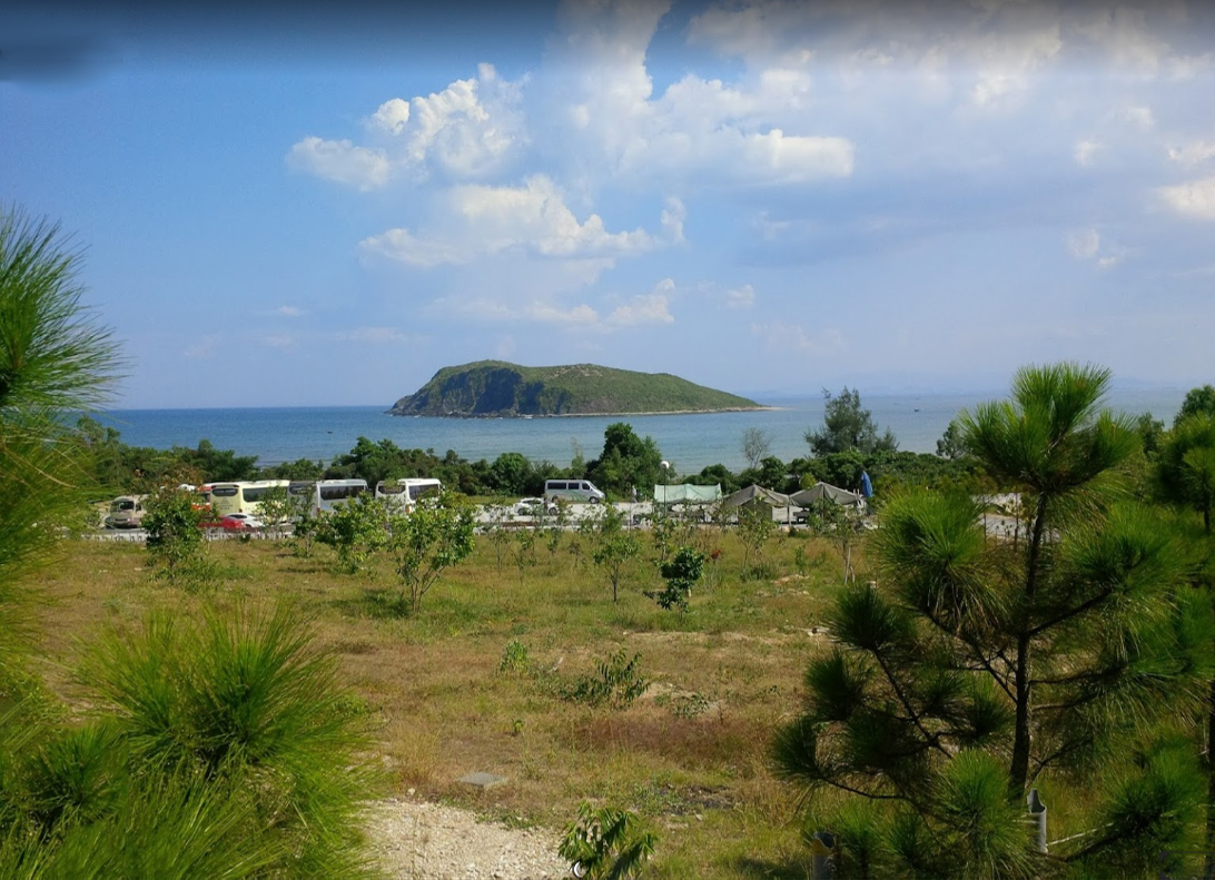 Từ trên cao nhìn ra xa, du khách sẽ thấy Đảo Yến nằm trấn giữ sự yên bình cho Vũng Chùa