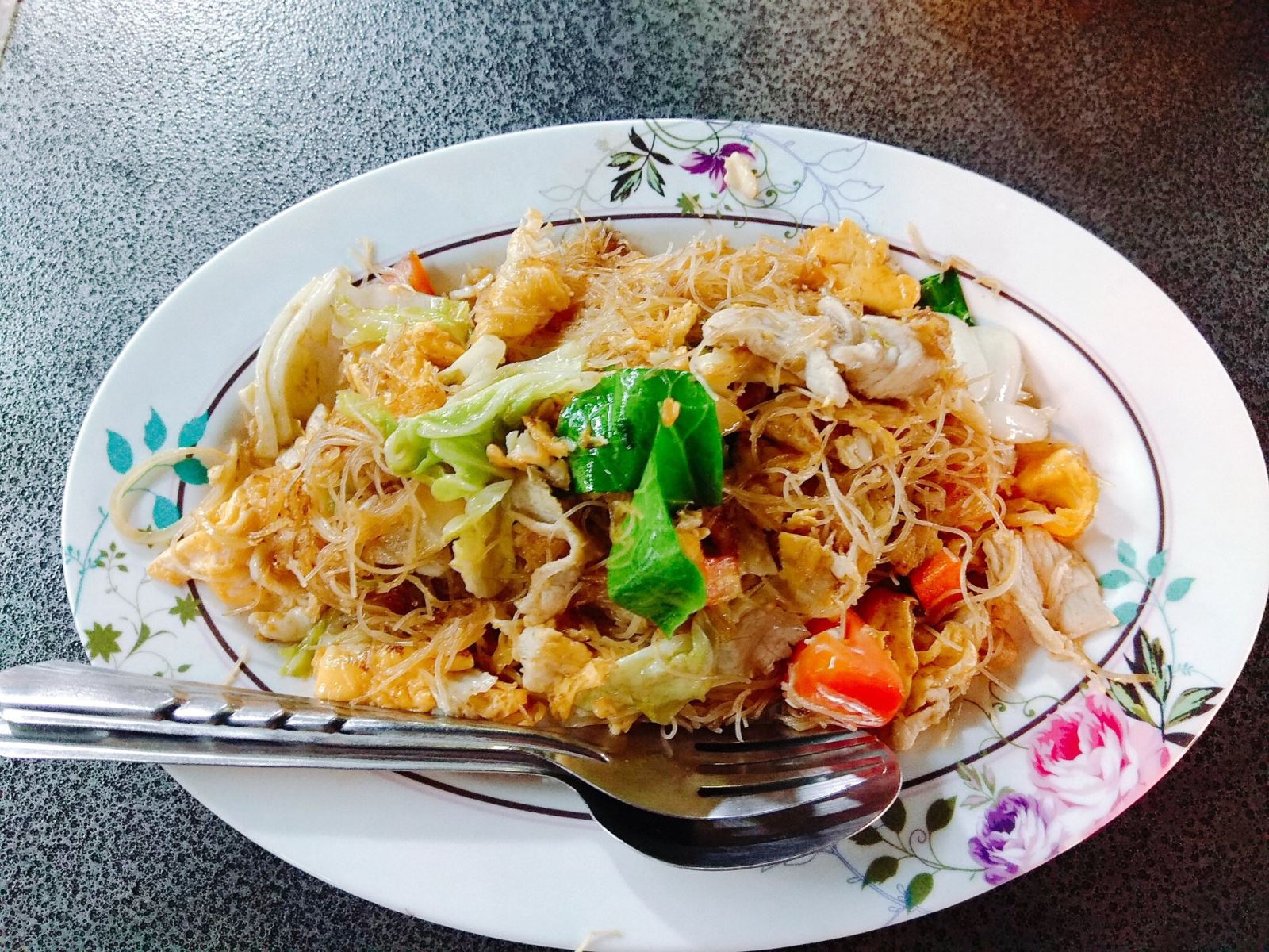 Bạn có thể tìm thấy Pad Thai ở mọi ngóc ngách của phố Khao San, từ những quán ăn ven đường cho đến các nhà hàng sang trọng