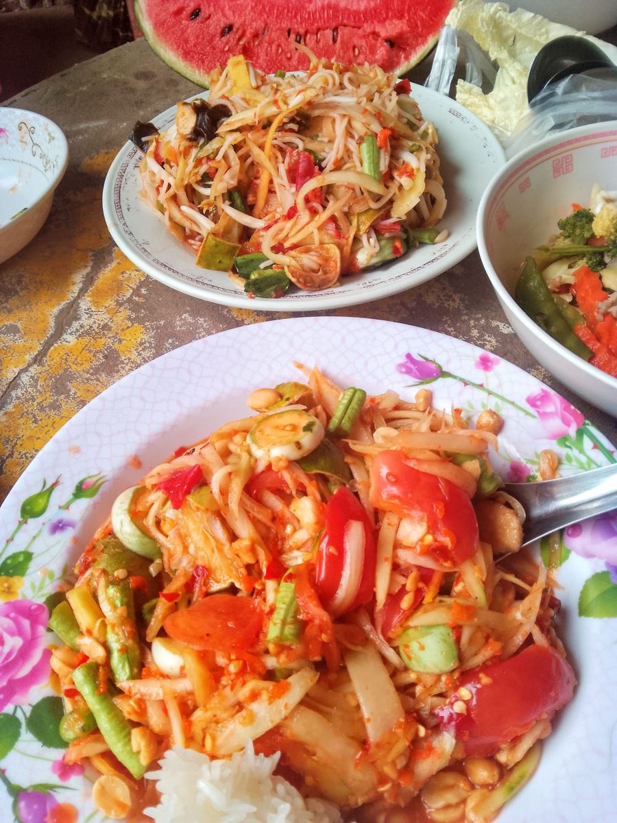 Dạo chơi ở phố Khao San thì không thể bỏ qua món gỏi đu đủ Som Tum trứ danh được