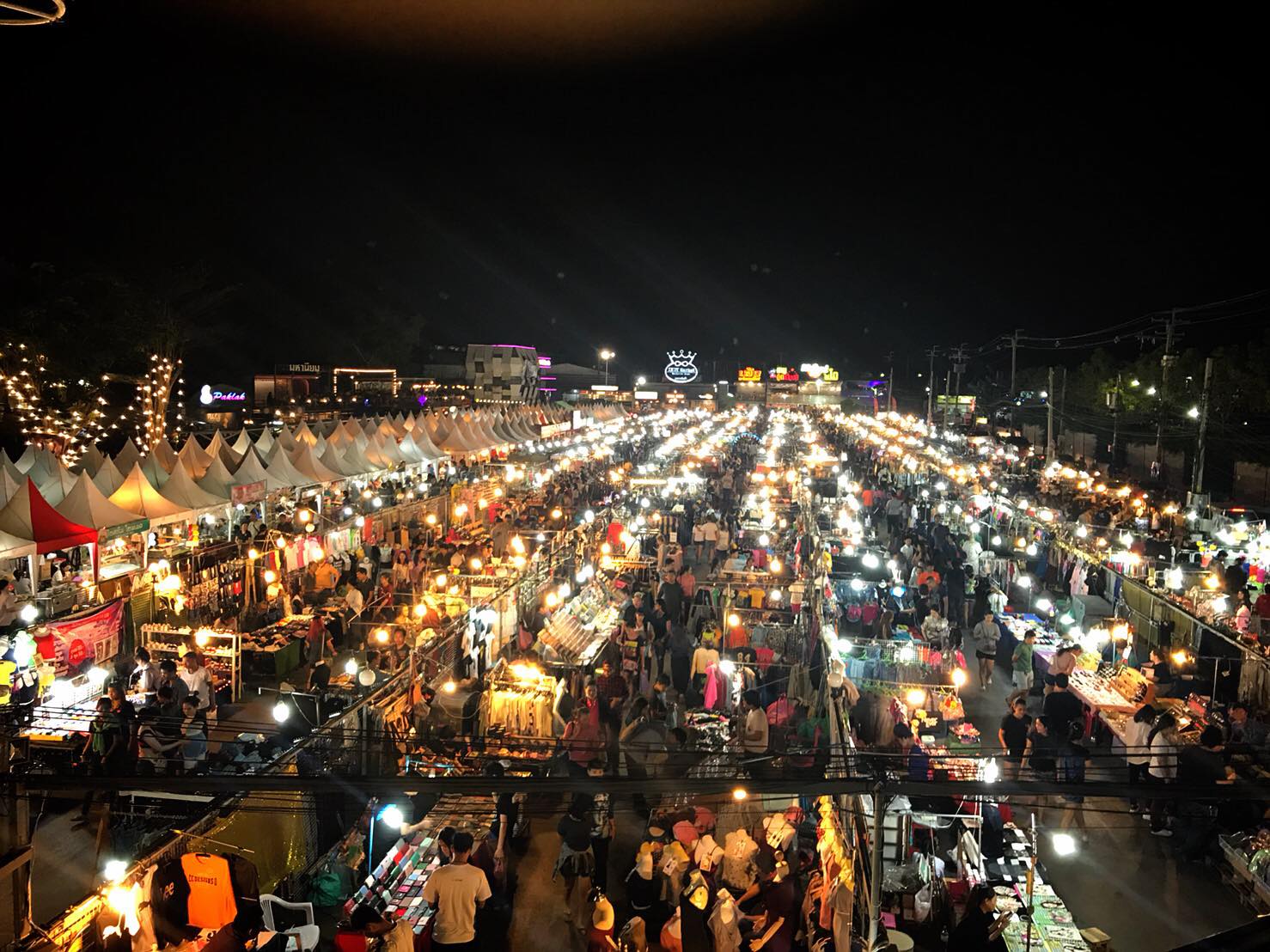 Chợ đêm Indy luôn sôi động và náo nhiệt vì có vô vàn đồ ăn ngon cũng như những món đồ thòi trang với giá hấp dẫn