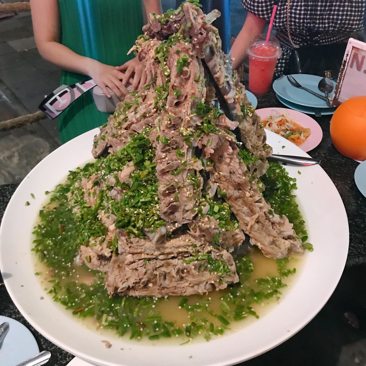 Chợ đêm Srinagarindra không chỉ bán nhiều đồ cổ mà còn có món tháp sườn cay làm nức lòng rất nhiều tín đồ ẩm thực