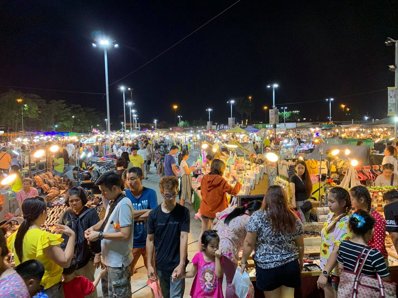 Hua Mum là khu chợ đêm rất nổi tiếng ở thành phố Bangkok