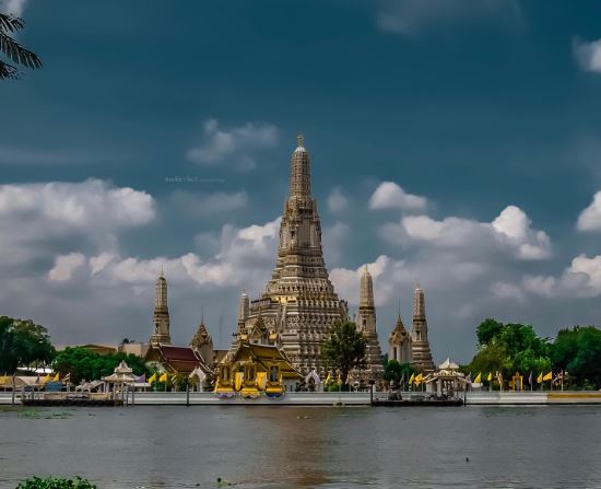 Chùa Wat Arun còn có tên gọi tiếng Việt là "Bình Minh"