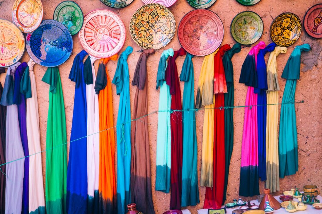 Vải lụa Thai Silk và các đồ trang trí thủ công mỹ nghệ của Thái Lan rất được khách du lịch ưa chuộng mua về làm quà cho người thân