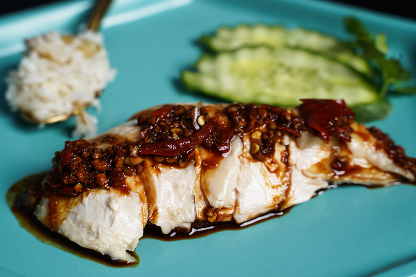 Khao Man Kai là món ăn được biến tấu từ cơm gà Hải Nam của Singapore