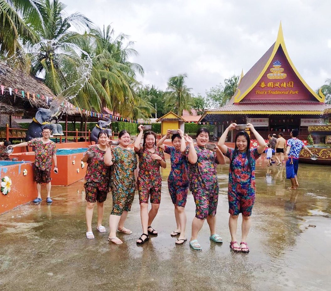 Lễ hội té nước đầu năm mới Songkran của người Thái diễn ra vào tháng 4 hàng năm