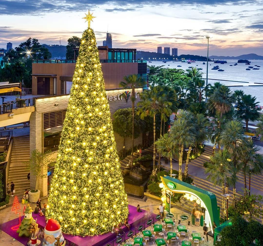 Vào ngày lễ Giáng Sinh, khắp các đường phố ở Thái Lan được trang hoàng rực rỡ để chào đón du khách