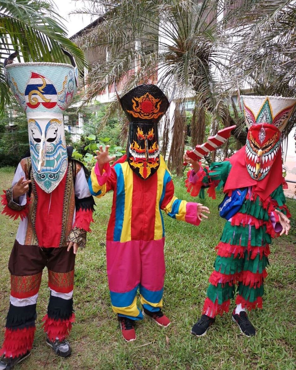 Người dân sẽ mặc những bộ quần áo sặc sỡ và đeo mặt nạ ngụy trang vào lễ hội Ma Xó Pee Ta Khon