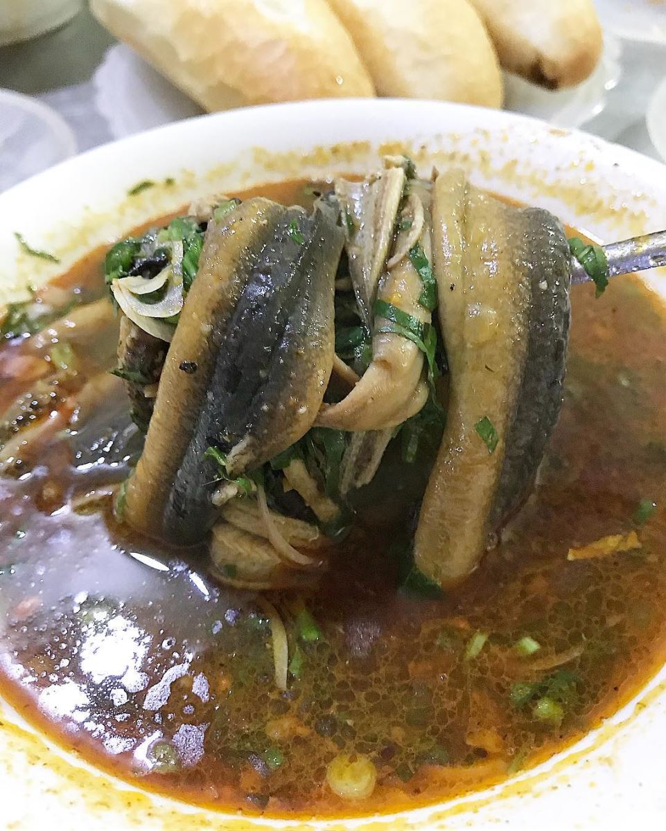 Súp lươn ở biển Thiên Cầm thường được ăn kèm với bánh mướt đặc sản