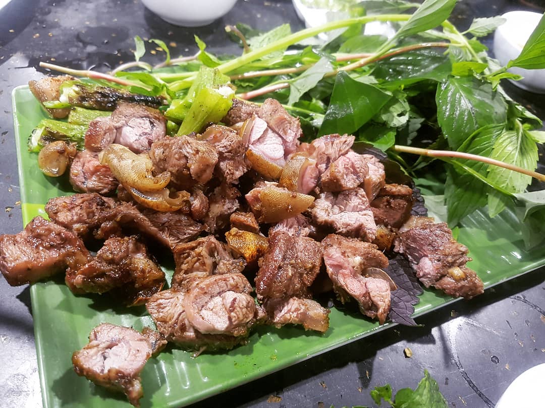 Thịt dê trong các quán ăn ở biển Thiên Cầm là thịt dê được nhập về từ núi Hương Sơn, Hà Tĩnh nên thịt chắc và rất ngọt