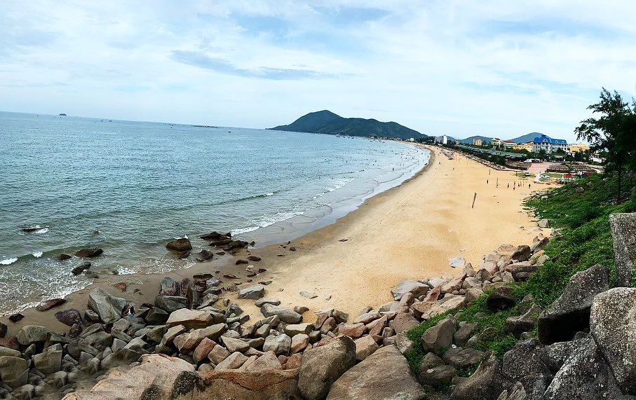 Phong cảnh ở bãi biển Thiên Cầm còn rất hoang sơ và có phần lãng mạn