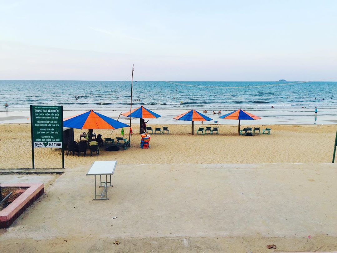 Bãi biển Thiên Cầm thường chỉ đông khách vào mùa hè, thường từ tháng 4 đến tháng 8 hàng năm