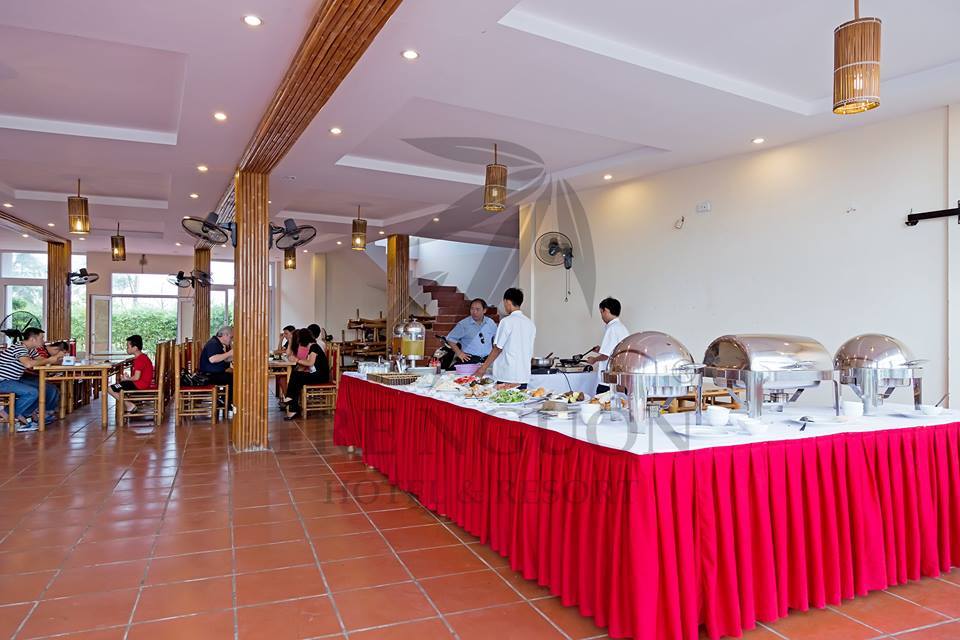 Tại Resort Tre Nguồn có phục vụ bữa sáng buffet, phòng hát karaoke, spa, sân chơi trẻ em cùng nhiều tiện ích khác