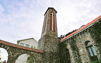 Chụp ảnh tại nhà thờ cổ Tam Đảo