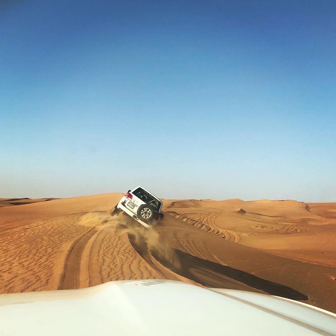 Xe ô tô Land Cruiser sẽ đưa bạn đi qua những đụn cát với độ dốc "hết hồn"