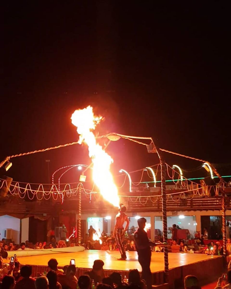 Múa lửa vào buổi tối ở khu lều trại trên sa mạc Safari