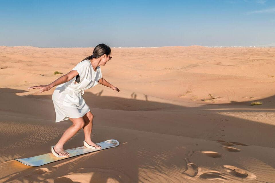 Trượt cát bằng ván ở sa mạc Safari