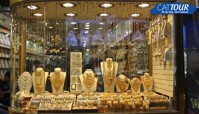 Chợ vàng Gold Souk là một địa điểm tham quan không thể bỏ qua khi đến Dubai