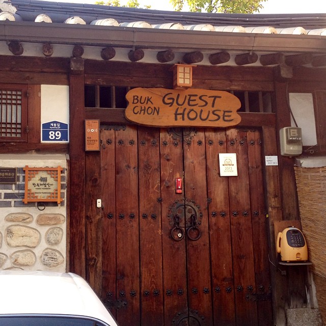 Từ bên ngoài Bukchon Guest House đã toát lên vẻ cổ kính, kiến trúc hanok đặc trưng