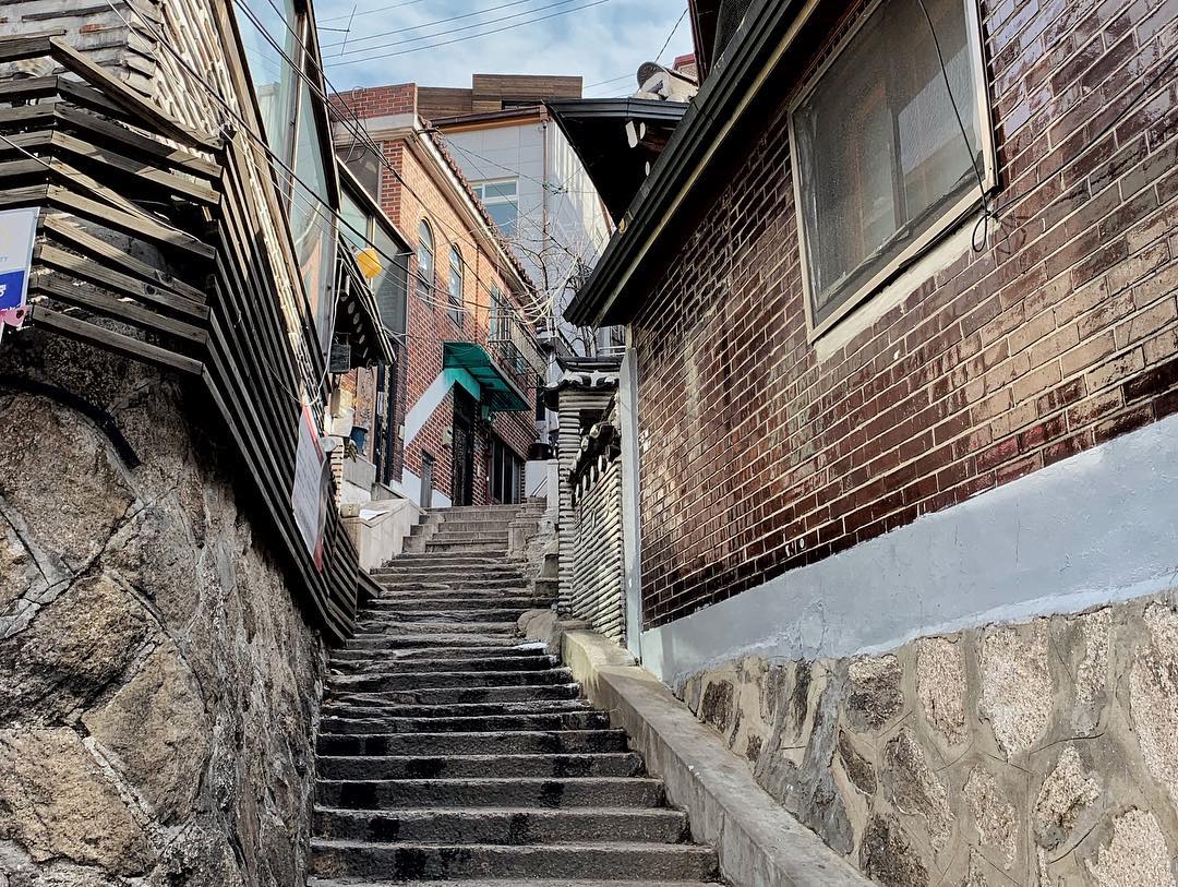 Lối cầu thang dài, cổ kính ở làng Bukchon Hanok