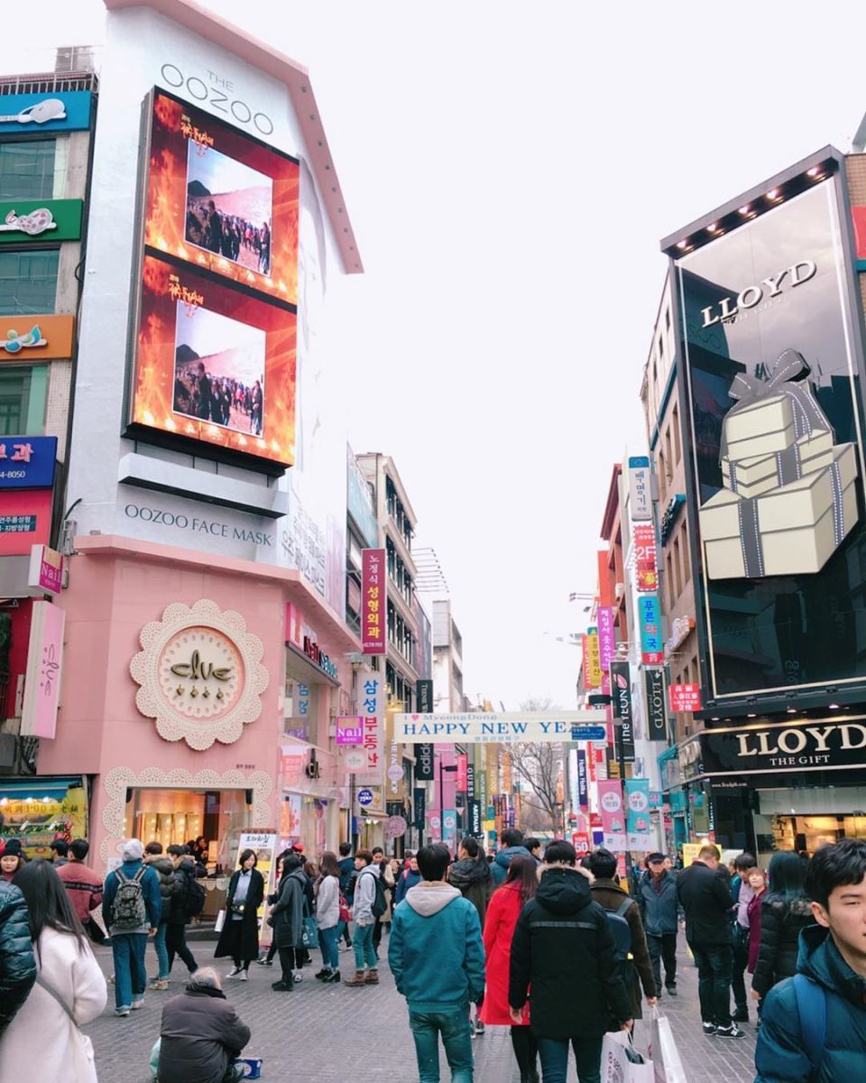 Các cửa hàng mua sắm nối tiếp từ đầu phố tới cuối phố Myeongdong