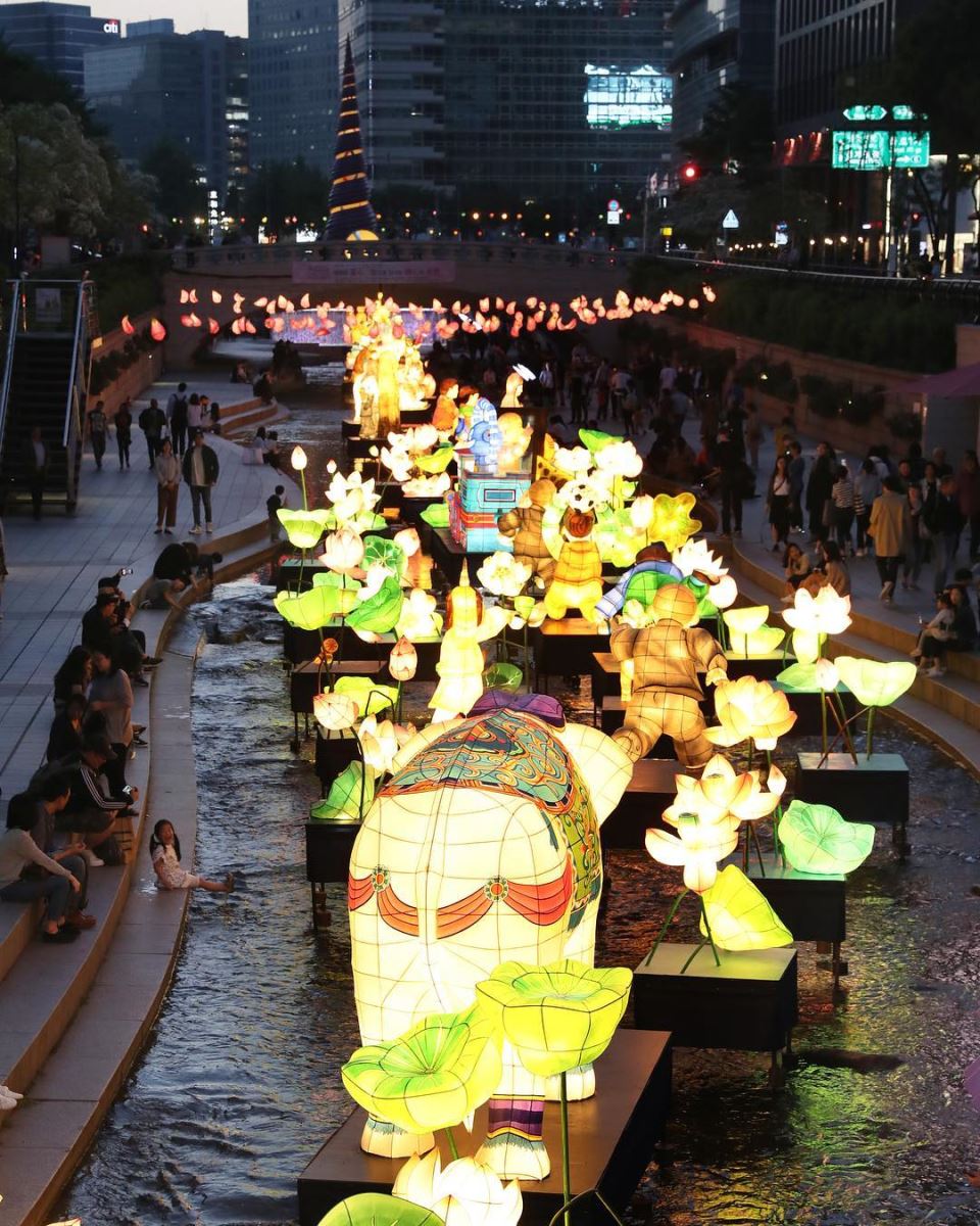 Lễ hội đèn lồng được tổ chức hàng năm trên dòng suối Cheonggyecheon