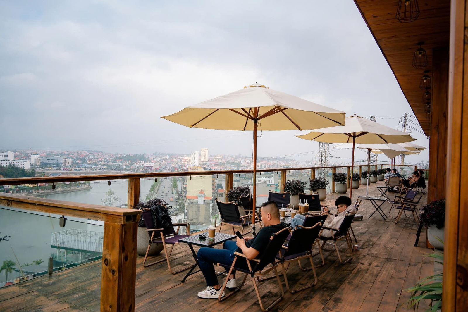 Một góc chill chill tại La Luna Coffee (956 Hạ Long, Bãi Cháy)