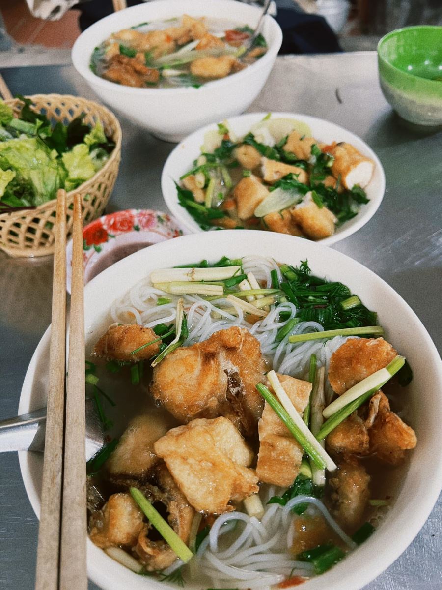 Giờ khuya đói bụng mà có bát bún cá cũng ấm lòng đấy nhỉ