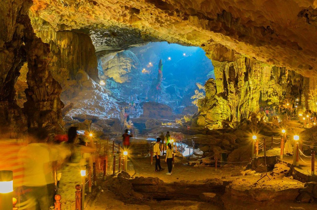 Khám phá Hang Sửng Sốt ở vịnh Hạ Long – một trong 10 hang động đẹp nhất trên thế giới
