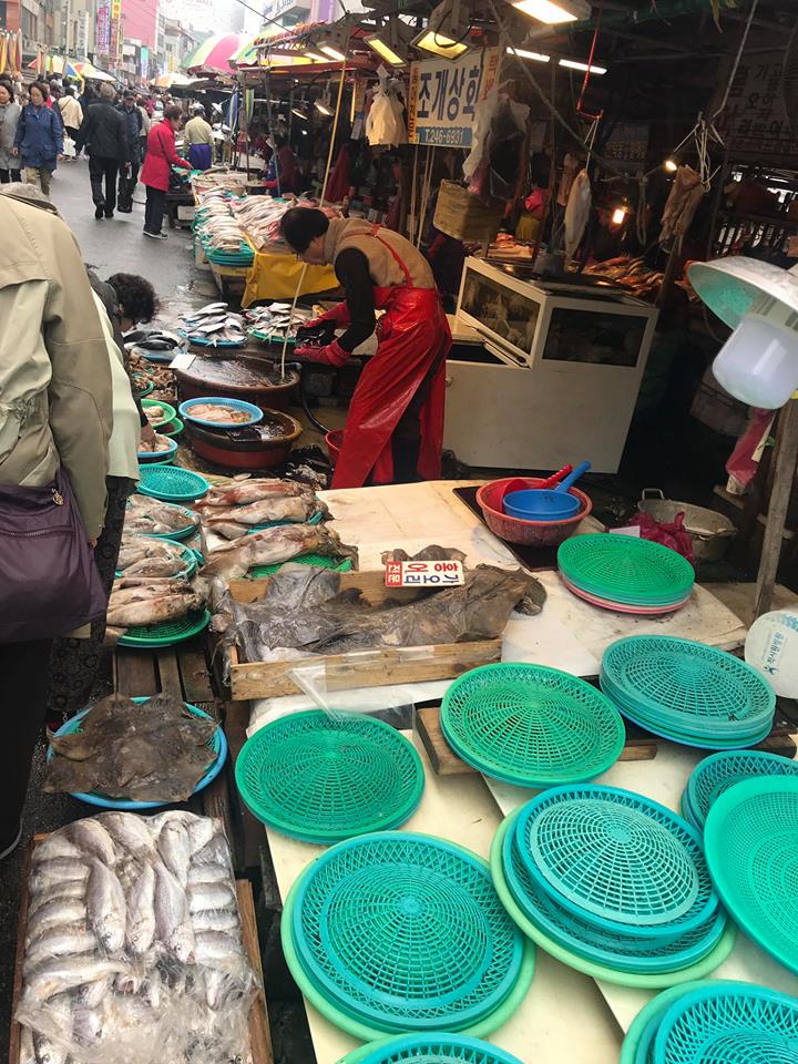 Trong chợ có rất nhiều quầy hải sản tươi sống