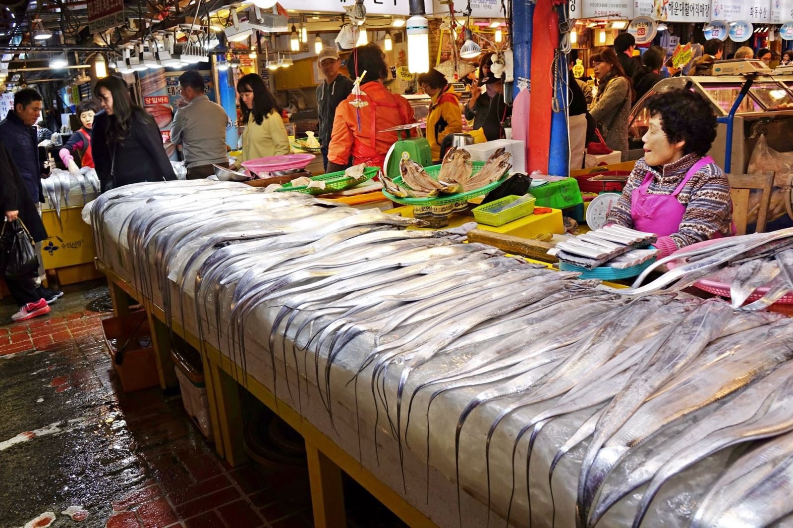 Ban ngày chợ bán hải sản các loại và thực phẩm thông thường