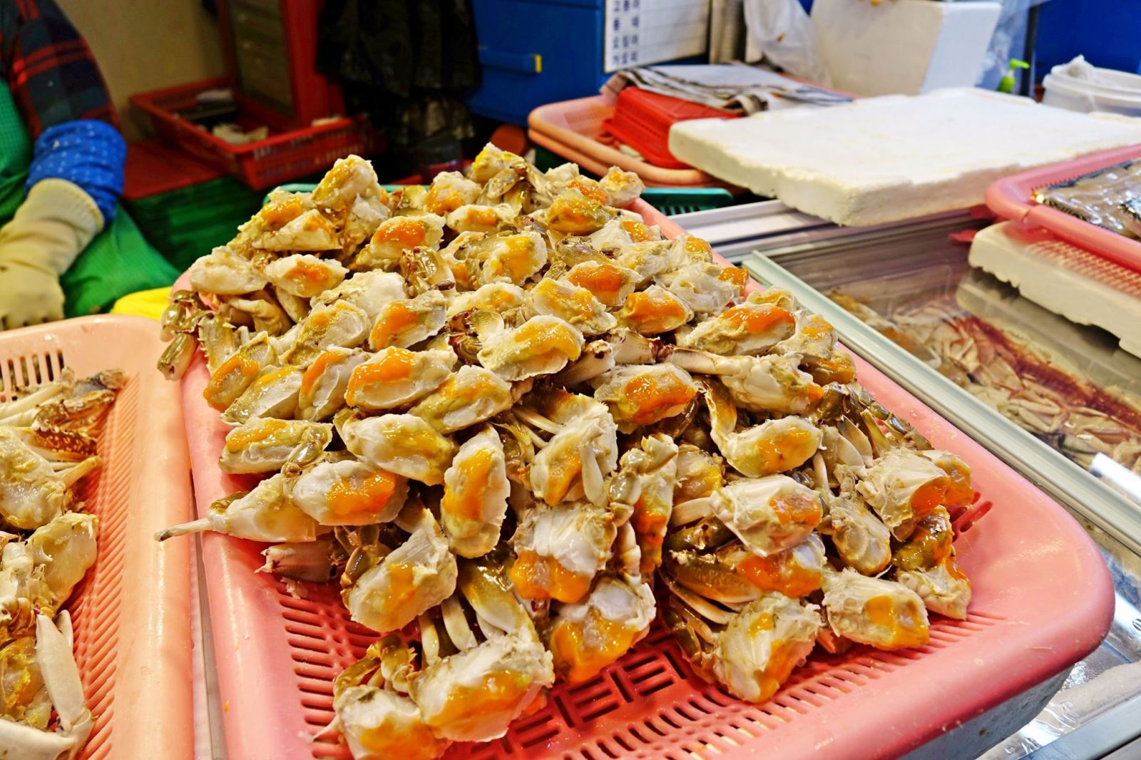 Món cua ngâm tương nổi tiếng của Hàn Quốc có bán rất nhiều trong chợ Dongmun