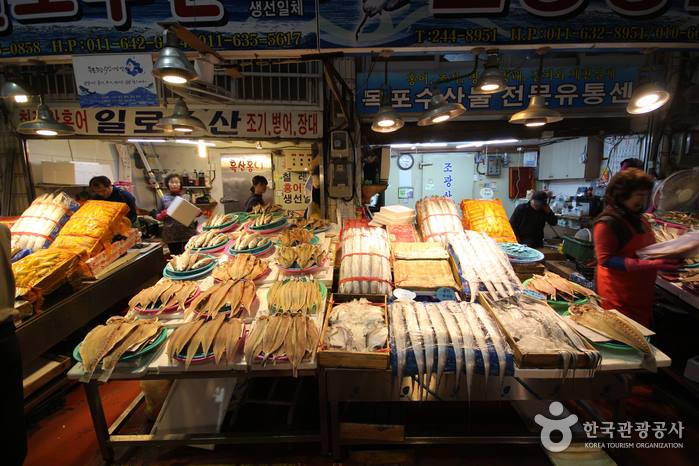 Trong chợ có bày bán rất nhiều hải sản tươi sống và hải sản khô