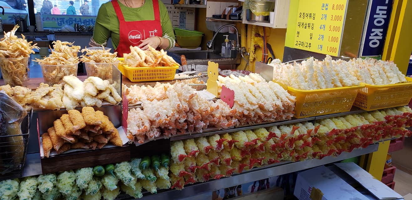 Bên trong chợ phục vụ rất nhiều các món ăn từ hải sản đã chế biến...