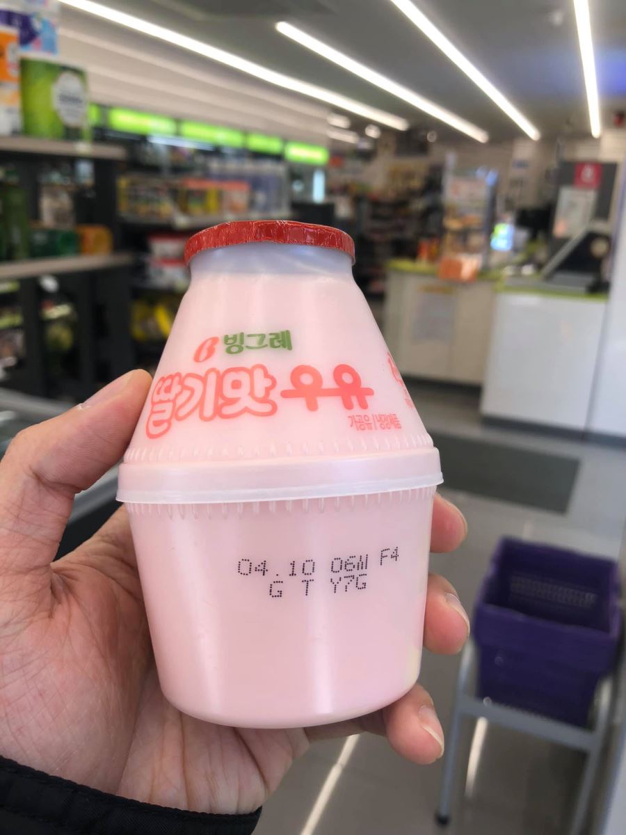 Sữa chua chuối và dâu có bán rất nhiều trong các siêu thị Hàn Quốc
