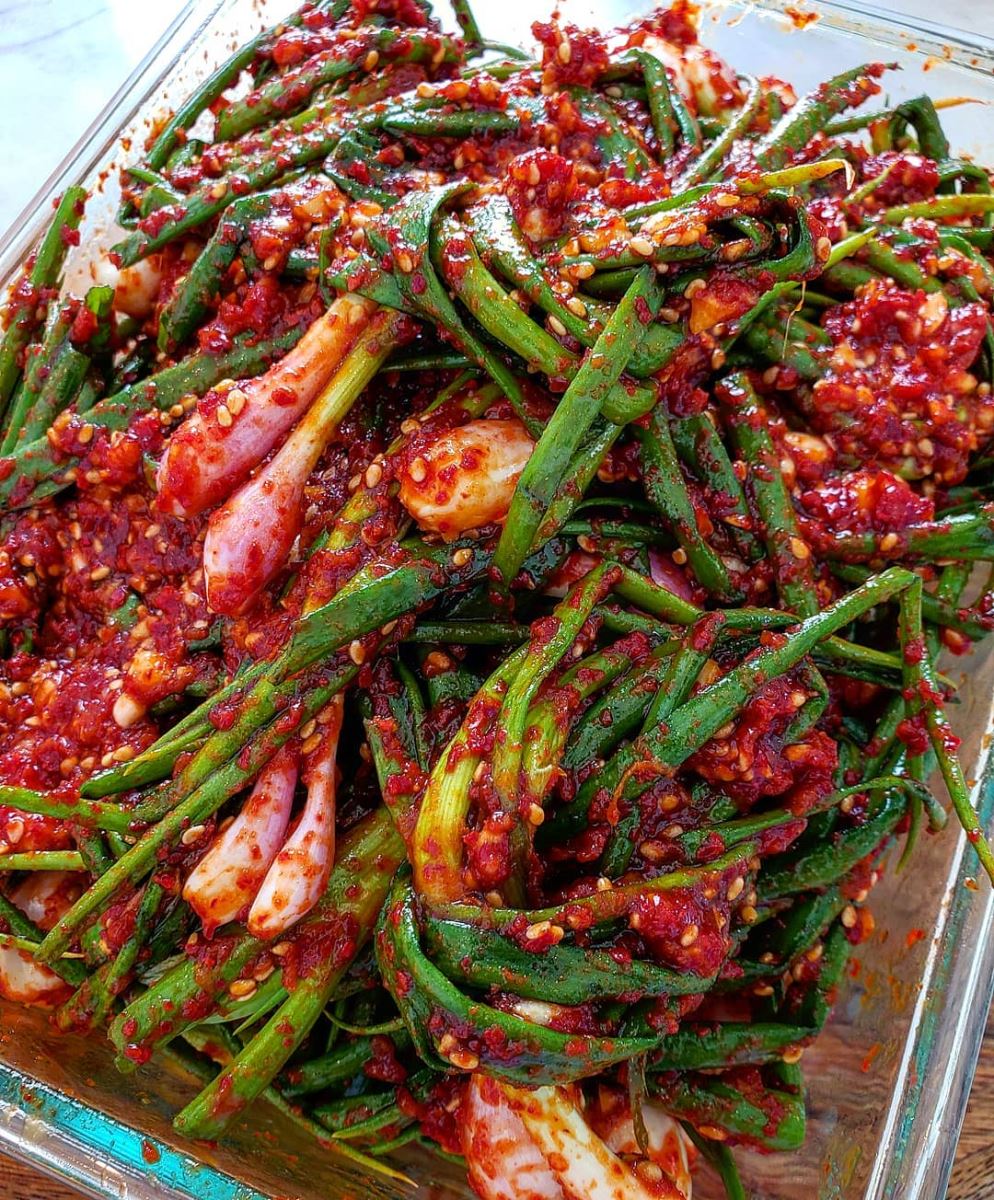 Pa Kimchi được làm từ loại hành lá nhỏ và thường dùng để ăn kèm với mì gói hoặc cơm