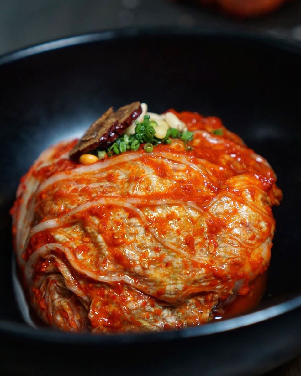 Bossam Kimchi là một món ăn xa xỉ vì được làm từ nhiều nguyên liệu quý như hạt dẻ, hạt thông, nấm sồi, táo đỏ, hải sản...