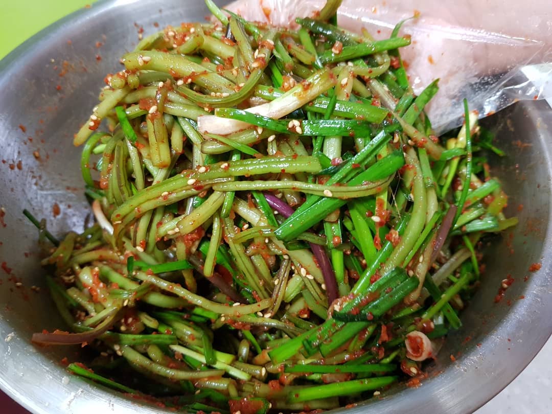 Gogumajulgi Kimchi được làm từ cọng của lá khoai lang nên có hương vị khá độc đáo