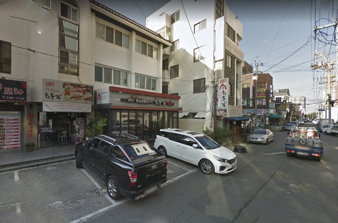 Con phố Gwandeong-ro có rất nhiều nhà hàng phục vụ món Black Pork