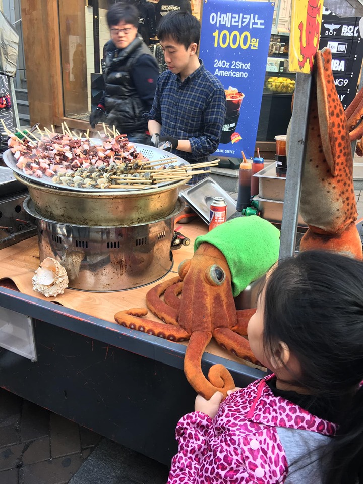 Hải sản xiên que rất thơm ngon và bán nhiều trong chợ Myeongdong