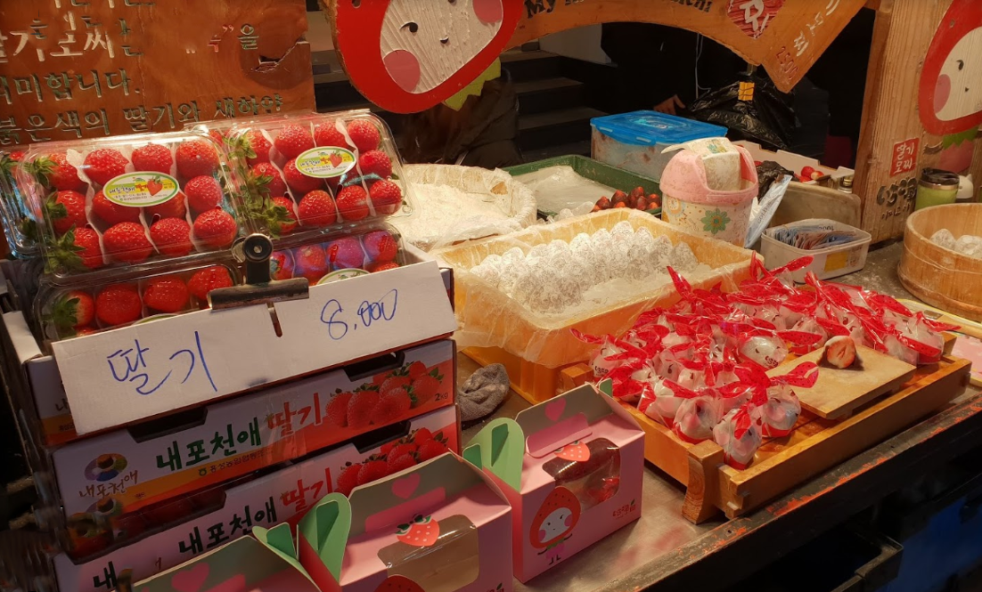 Những hộp dâu tây chín mọng có giá chỉ khoảng 150k tiền Việt ở chợ Myeongdong