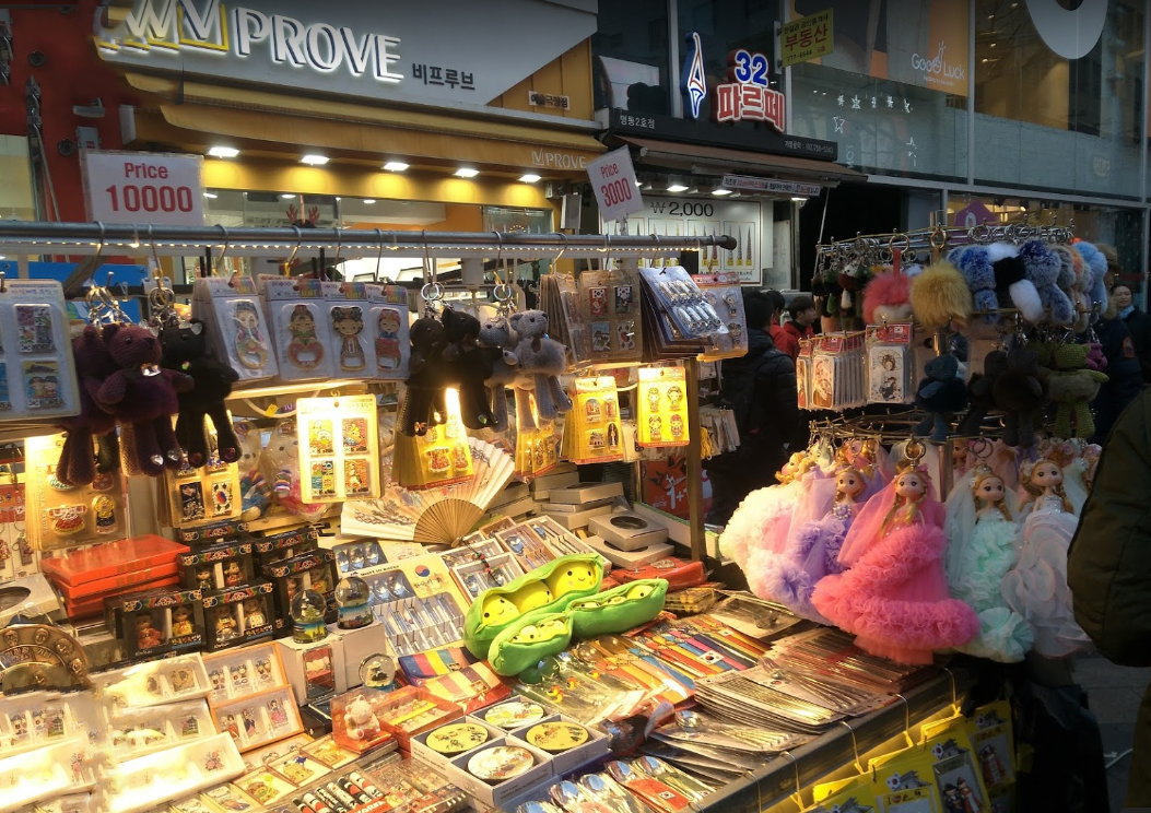 Những quầy hàng lưu niệm bán đủ thứ đồ xinh xắn ở giữa chợ Myeongdong