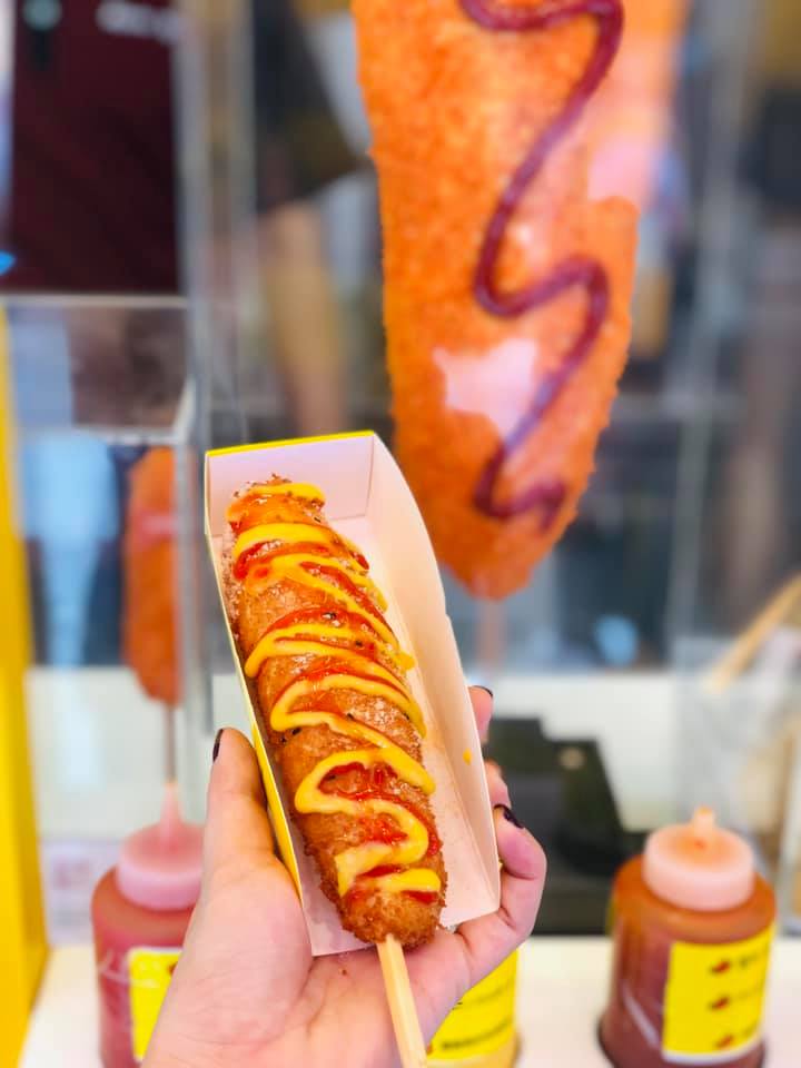 Hotdog ở chợ Myeongdong nói riêng và ở Hàn Quốc nói chung cực ngon, khác hẳn với hương vị hotdog ở Việt Nam