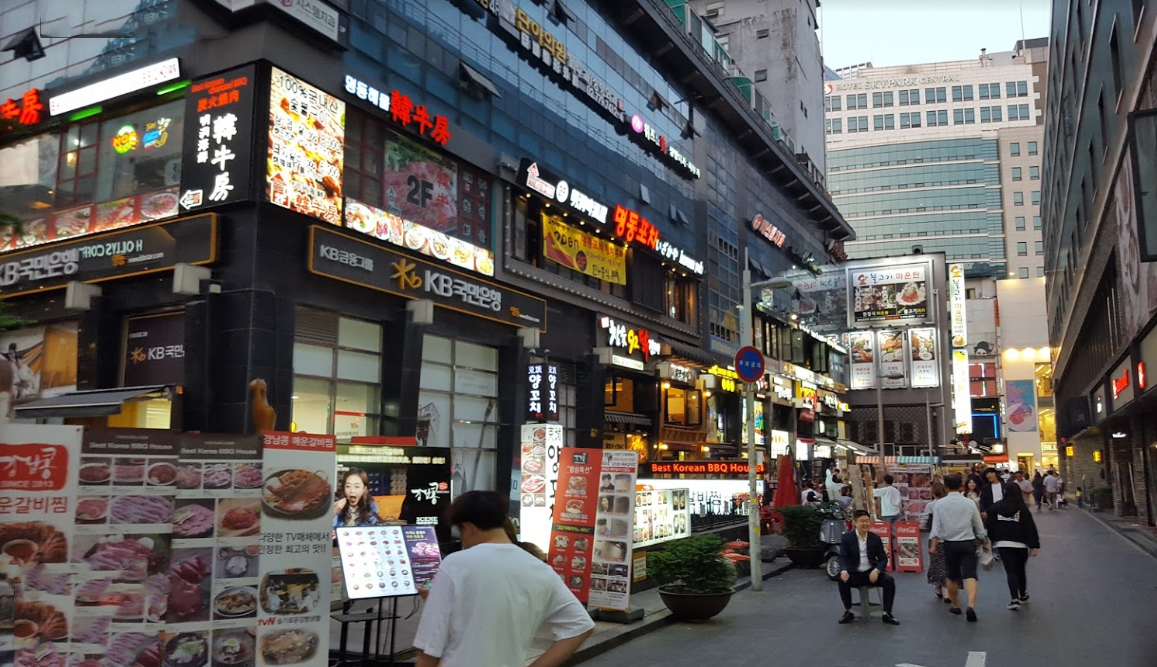 Trong chợ Myeongdong cũng có rất nhiều nhà hàng phục vụ các món ăn tối thơm ngon như mì đen, mì lạnh, cơm rang, miến trộn... cực hấp dẫn