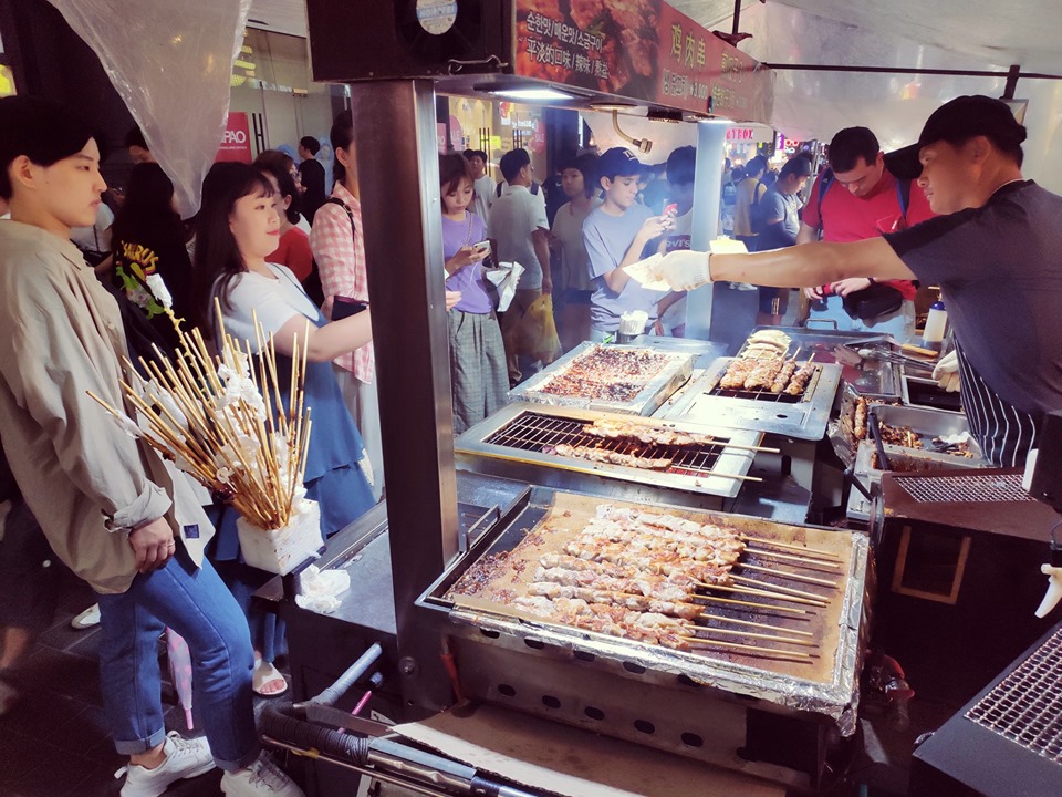 Thịt xiên nướng Hàn Quốc quá thơm ngon nên lúc nào cũng đông nghịt người xếp hàng để mua