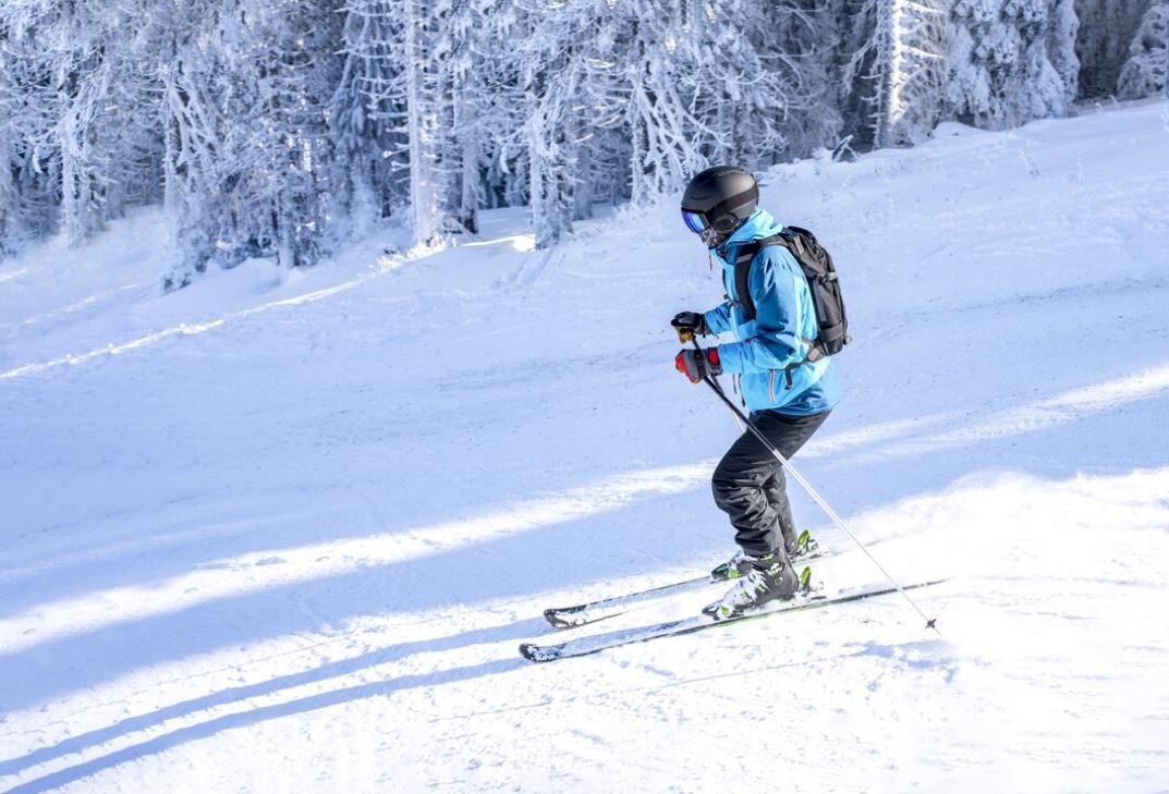 Bạn cần chuẩn bị quần áo và đồ trượt tuyết đầy đủ nếu muốn tham gia môn thể thao này