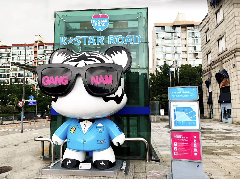 Chào đón bạn ở K Star Road là chú Gangnamdol với đôi mắt kính siêu nổi bật