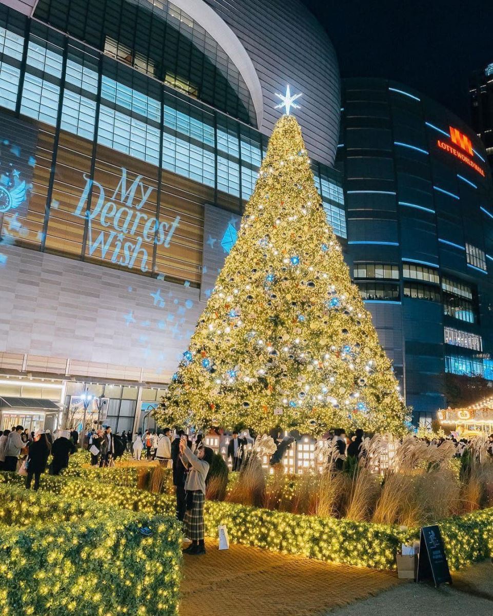Nếu đi Hàn Quốc mùa đông vào đúng dịp Giáng Sinh, chắc chắn bạn sẽ mê mẩn với cảnh sắc long lanh của các khu mua sắm và trung tâm thương mại
